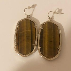 Kendra Scott Danielle’s - 1 Stone Damaged